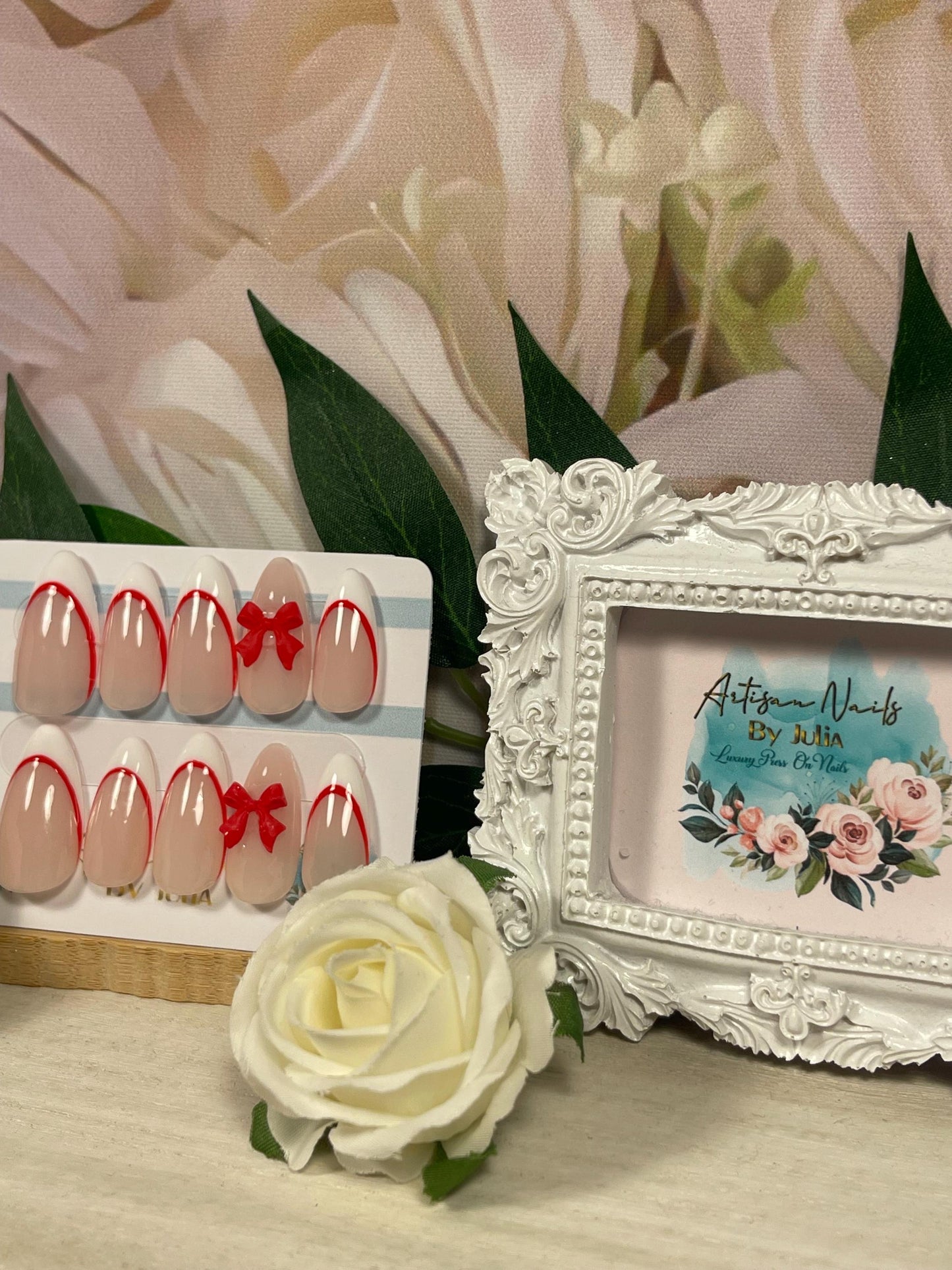 CINTAS ROJAS - Juego de uñas francesas delineadas en rojo con lazo rojo