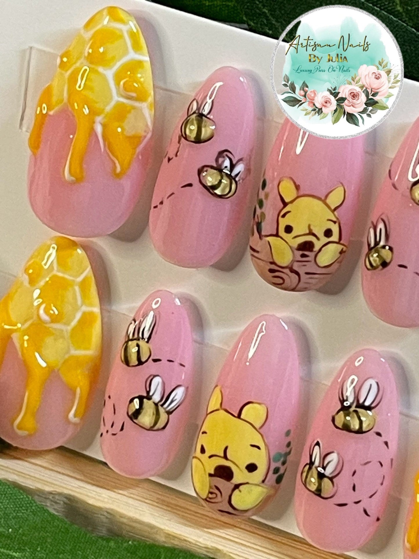 EL FAVORITO DE POOH - Set de 10 uñas 3D de Winnie The Pooh y Honeycomb