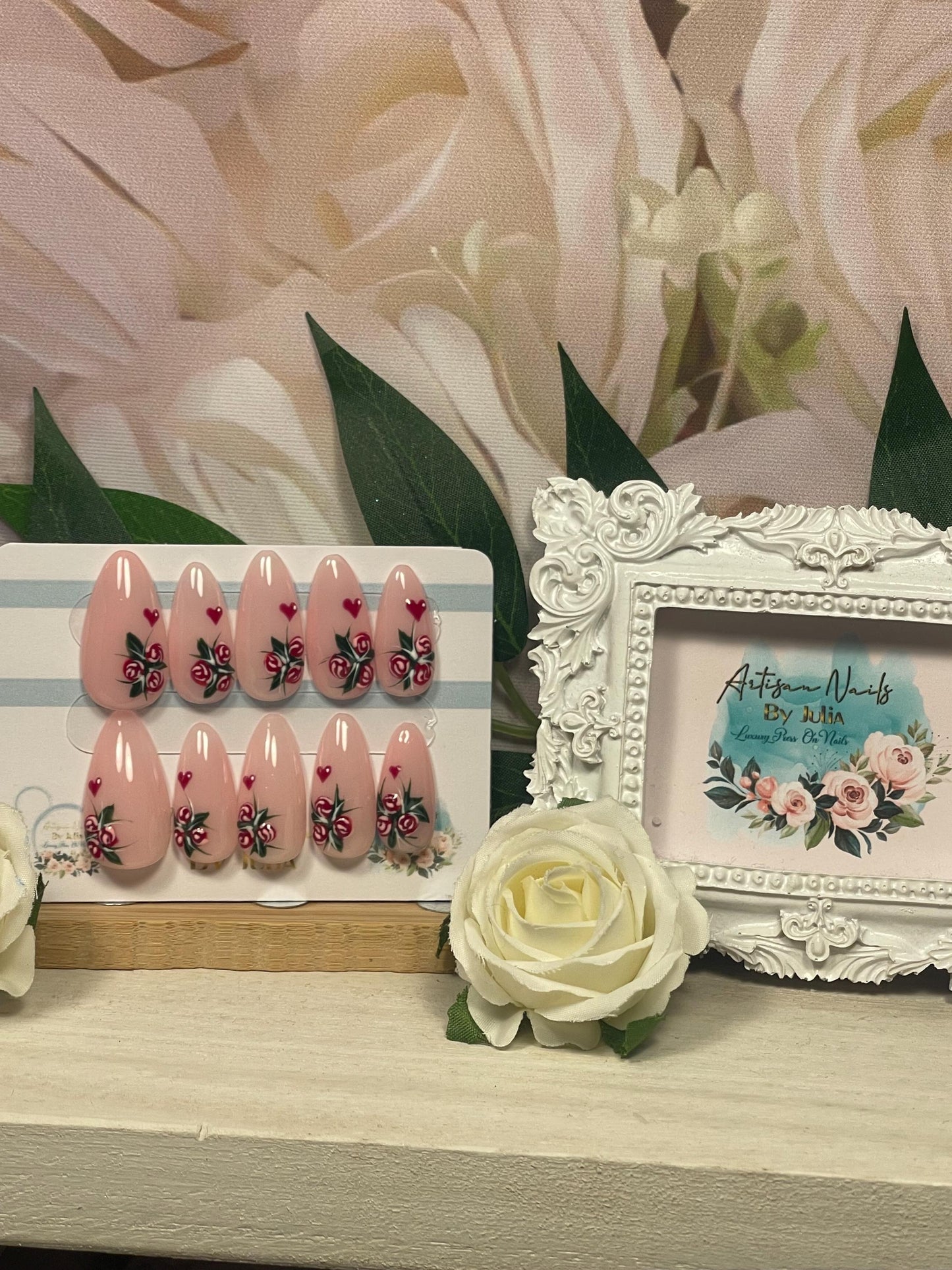 LAS ROSAS SON ROJAS - Juego de 10 uñas con detalles de rosas rojas
