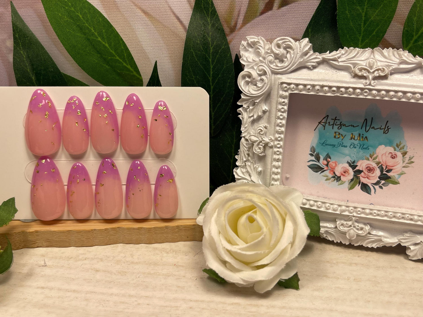 Deja que tu poder brille: juego de 10 uñas con efecto ombré morado y hoja de oro.