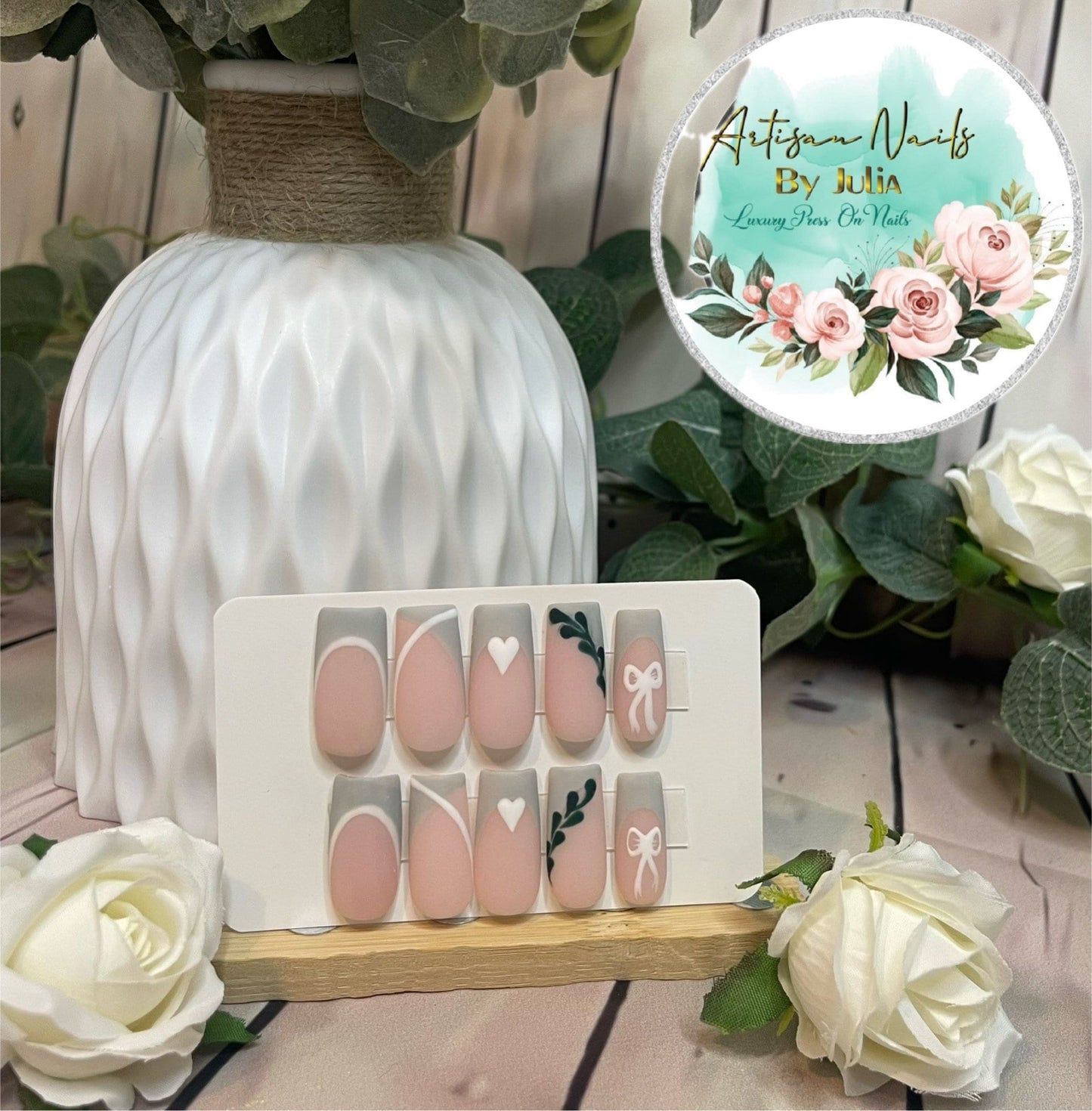 BOWS & BLOOMS - Set of 10 Grey French Tip Nails with Bloom & Bow Design
