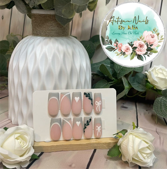 BOWS & BLOOMS - Set of 10 Grey French Tip Nails with Bloom & Bow Design