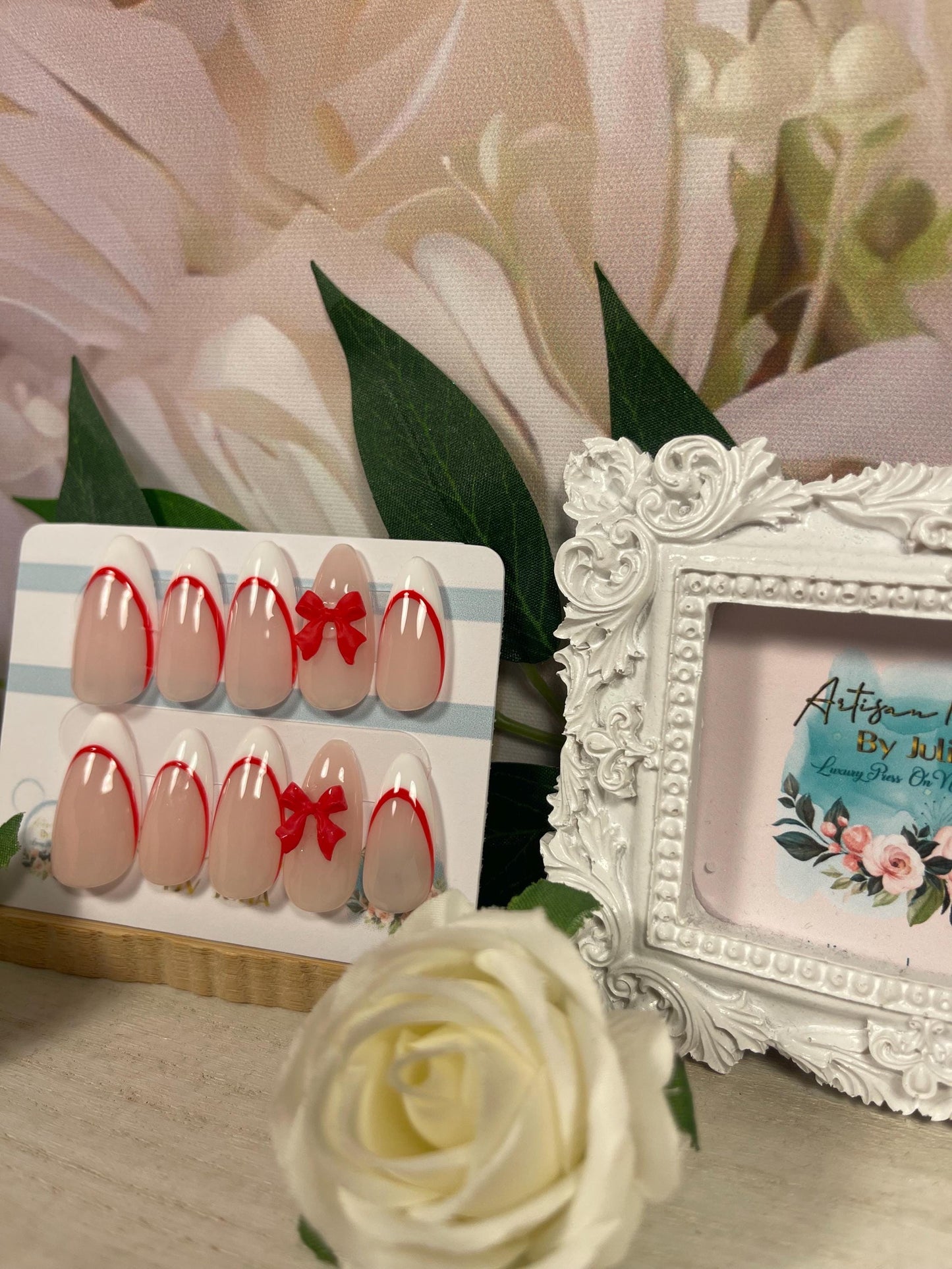 CINTAS ROJAS - Juego de uñas francesas delineadas en rojo con lazo rojo