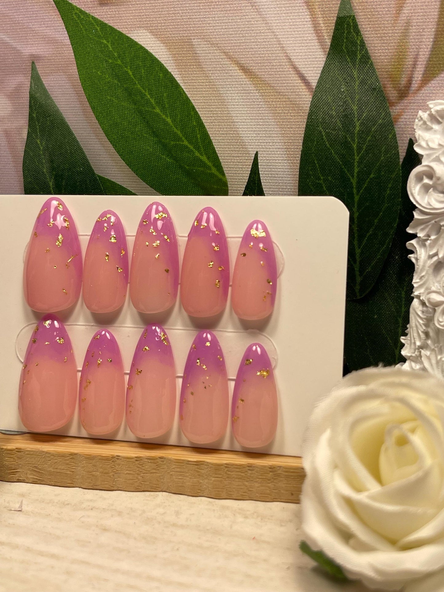 Deja que tu poder brille: juego de 10 uñas con efecto ombré morado y hoja de oro.