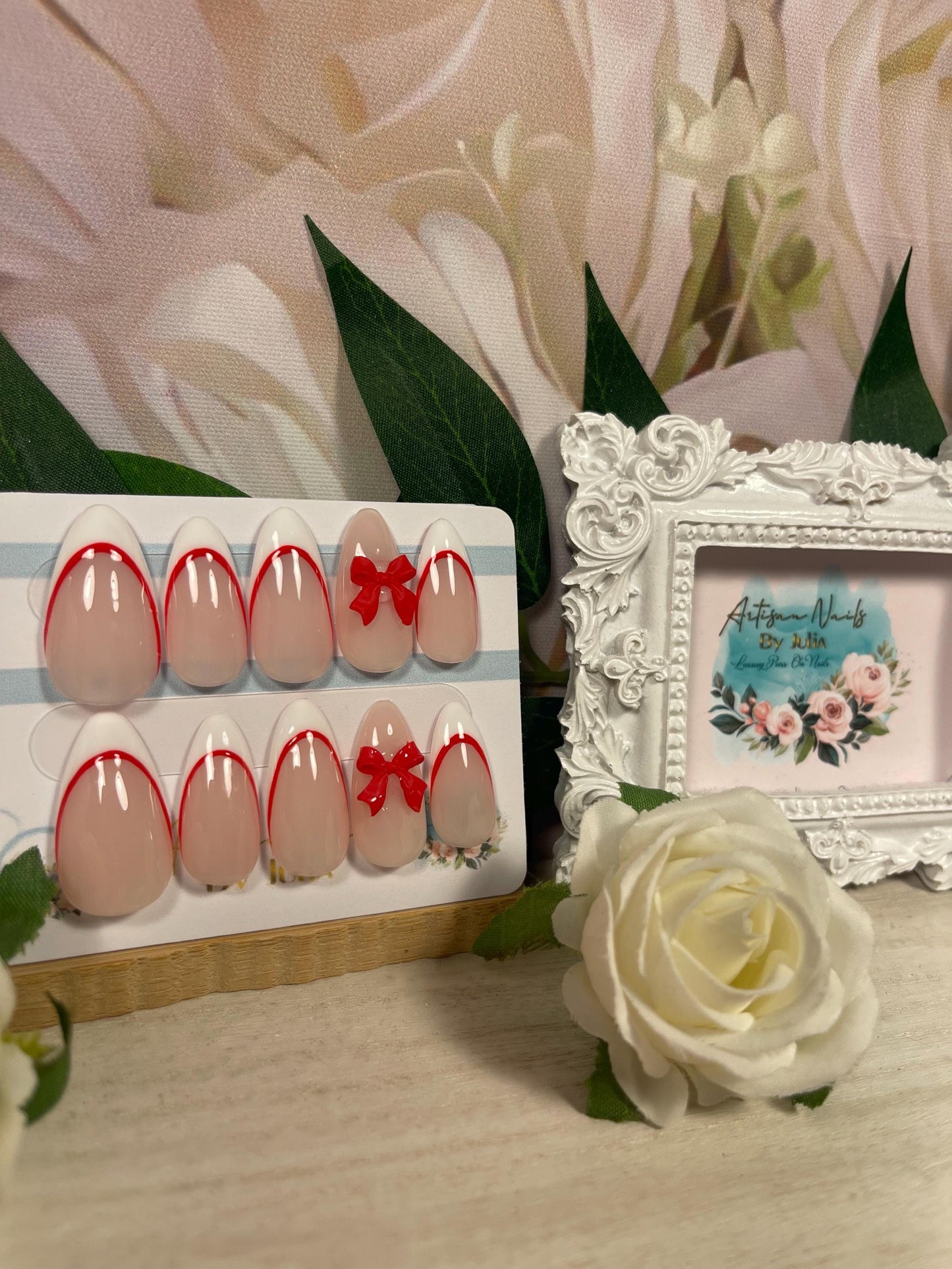 CINTAS ROJAS - Juego de uñas francesas delineadas en rojo con lazo rojo