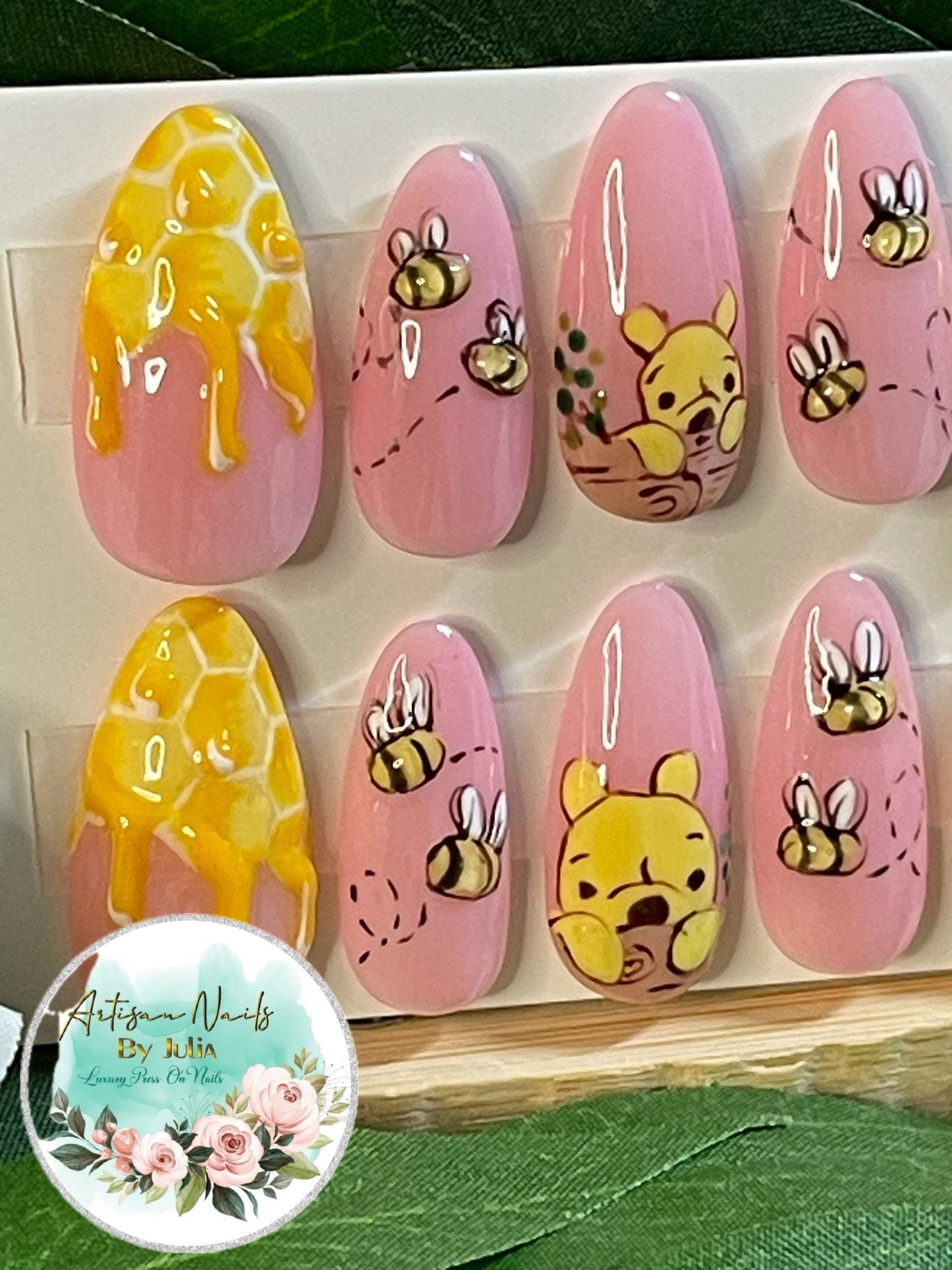 EL FAVORITO DE POOH - Set de 10 uñas 3D de Winnie The Pooh y Honeycomb