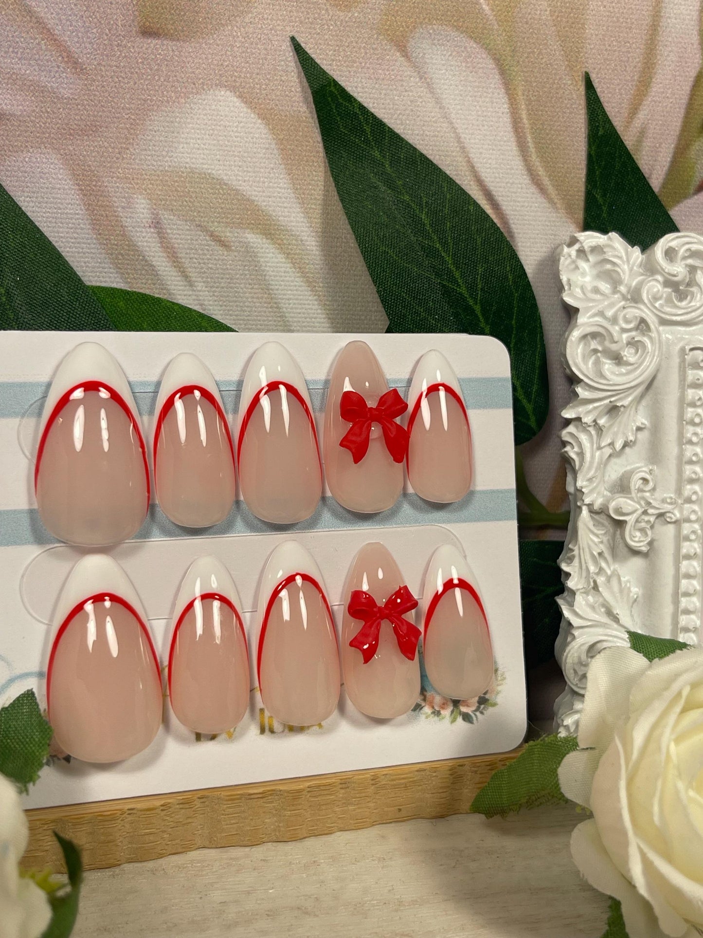 CINTAS ROJAS - Juego de uñas francesas delineadas en rojo con lazo rojo