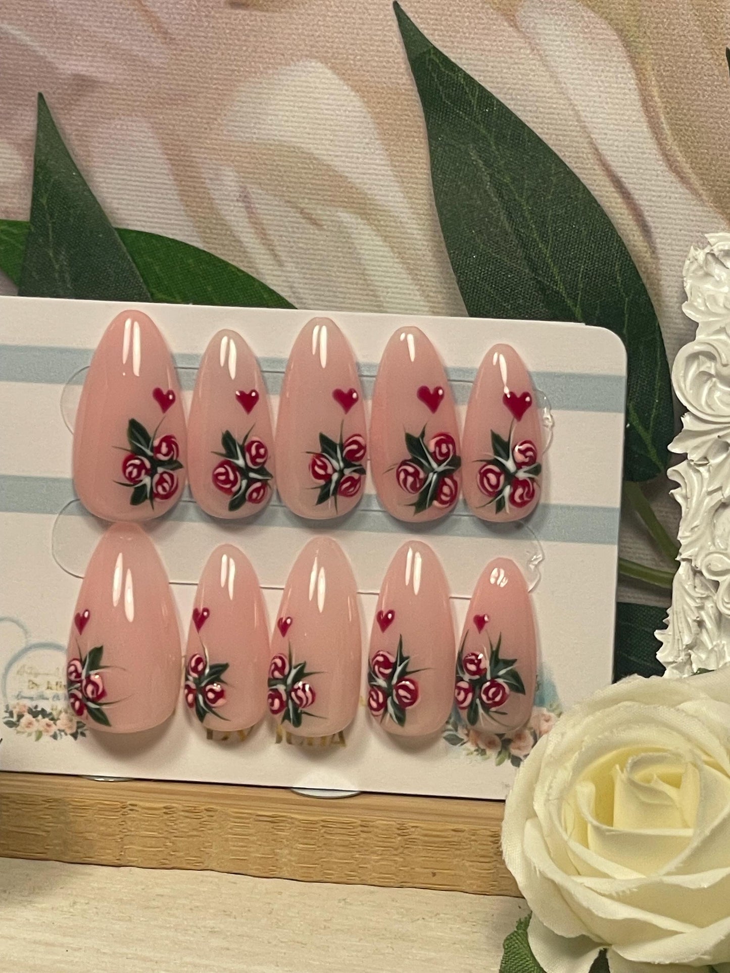 LAS ROSAS SON ROJAS - Juego de 10 uñas con detalles de rosas rojas