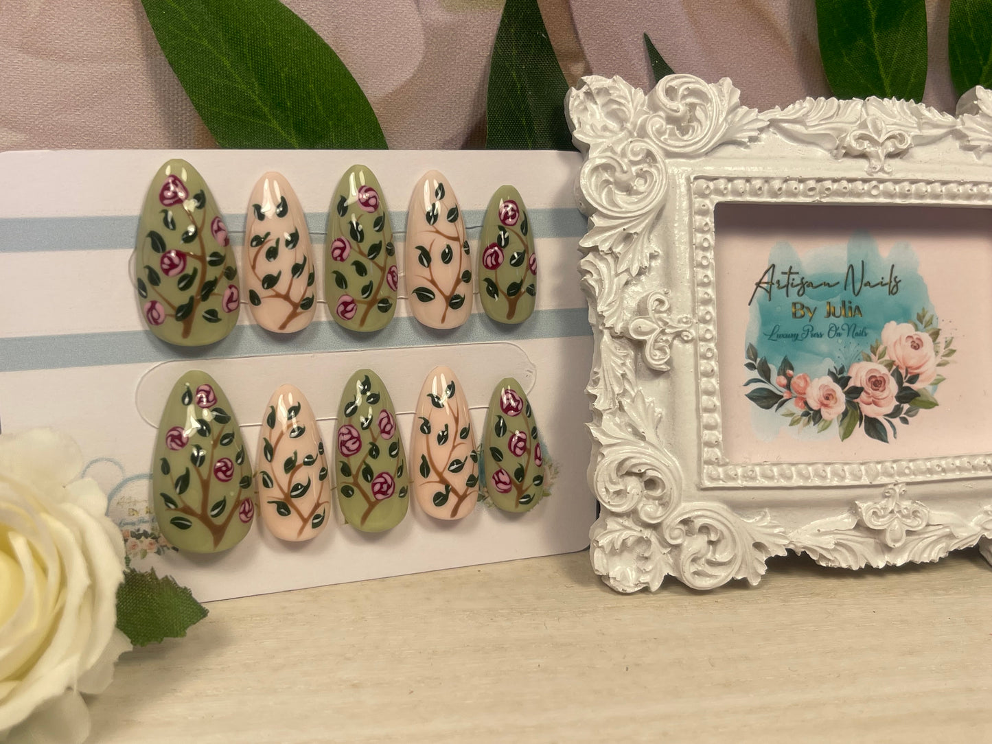 ETHEREAL ROSE - Juego de 10 uñas pintadas con tonos enredadera y rosa