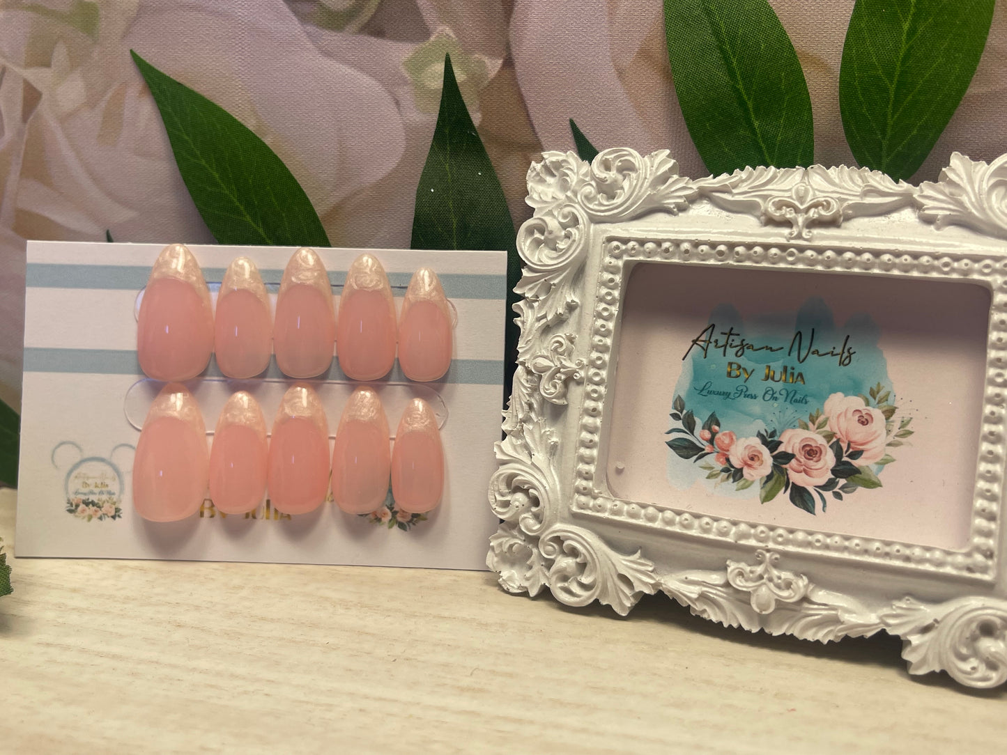 FROSTY IVORY - Set of 10 mother of pearl swirled French tip Nails