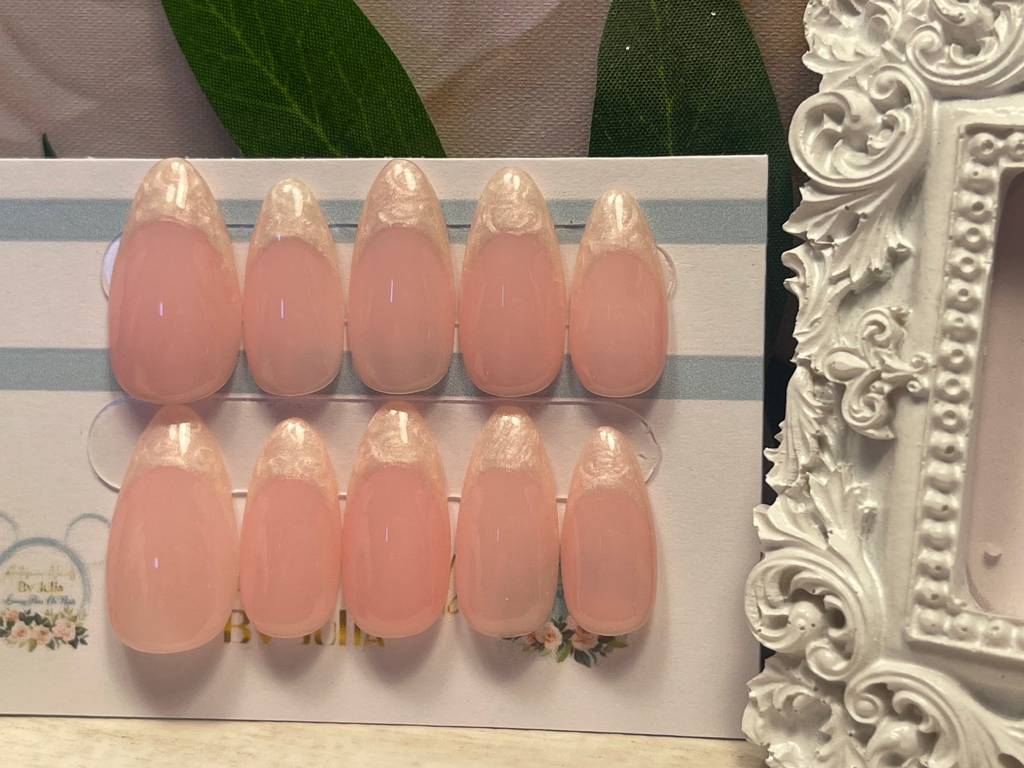 FROSTY IVORY - Set of 10 mother of pearl swirled French tip Nails