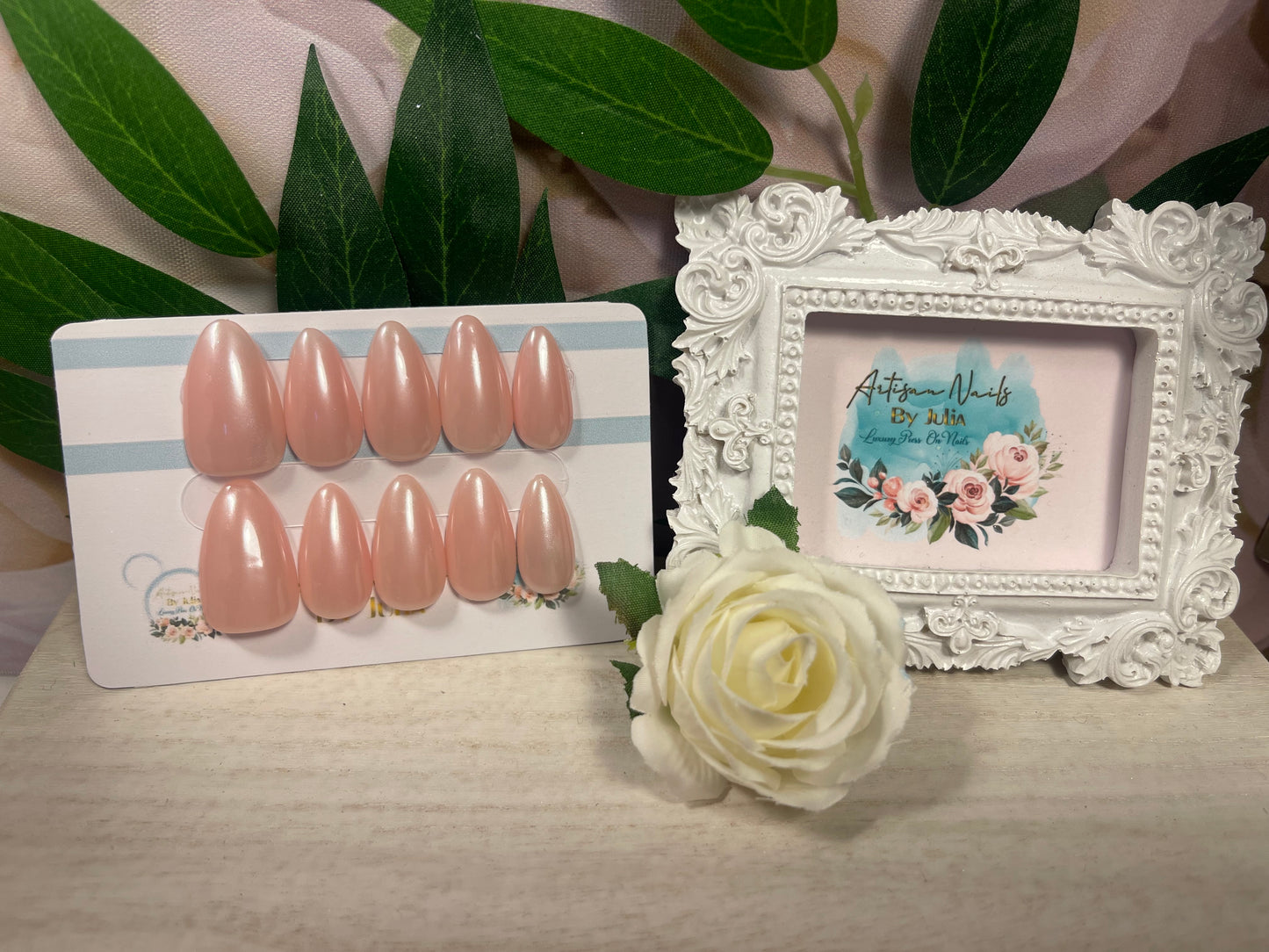 PEARLESCENT - Set of 10 glazed pearl accented nails