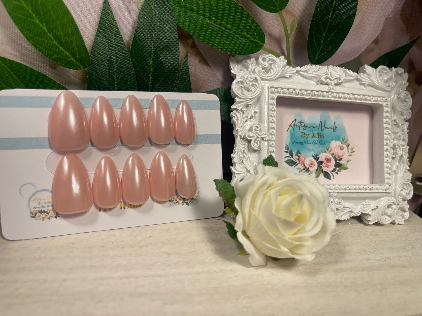 PEARLESCENT - Set of 10 glazed pearl accented nails