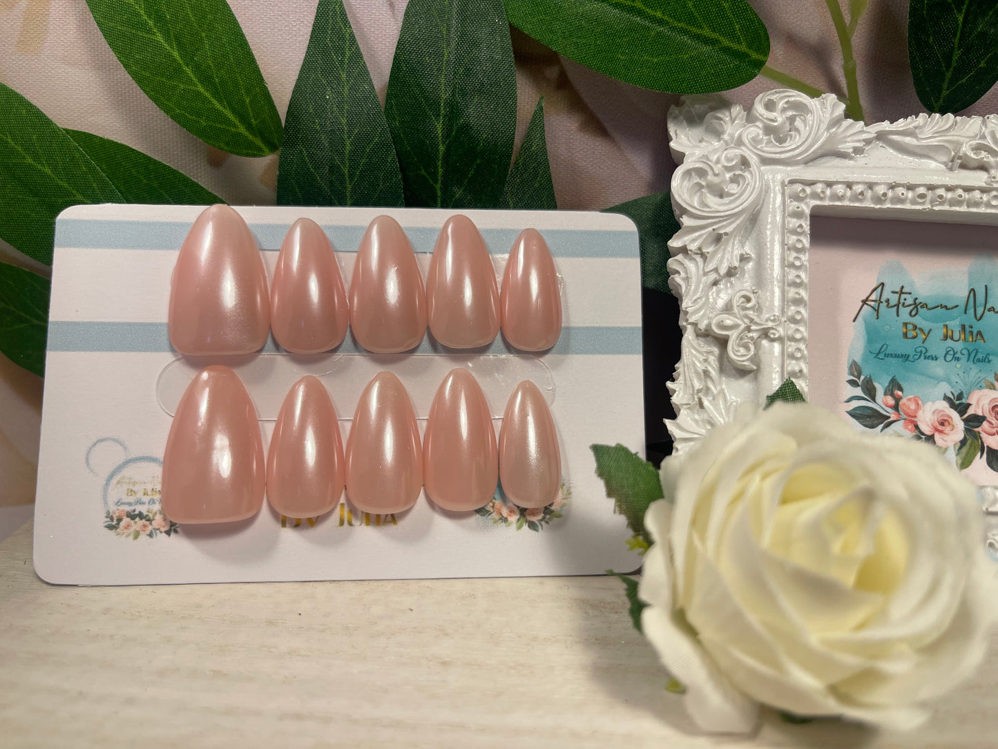 PEARLESCENT - Set of 10 glazed pearl accented nails