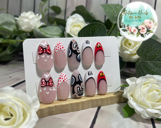 Comenzó con un ratón: juego de 10 uñas inspiradas en Mickey