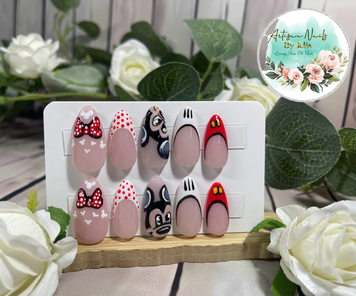 Comenzó con un ratón: juego de 10 uñas inspiradas en Mickey