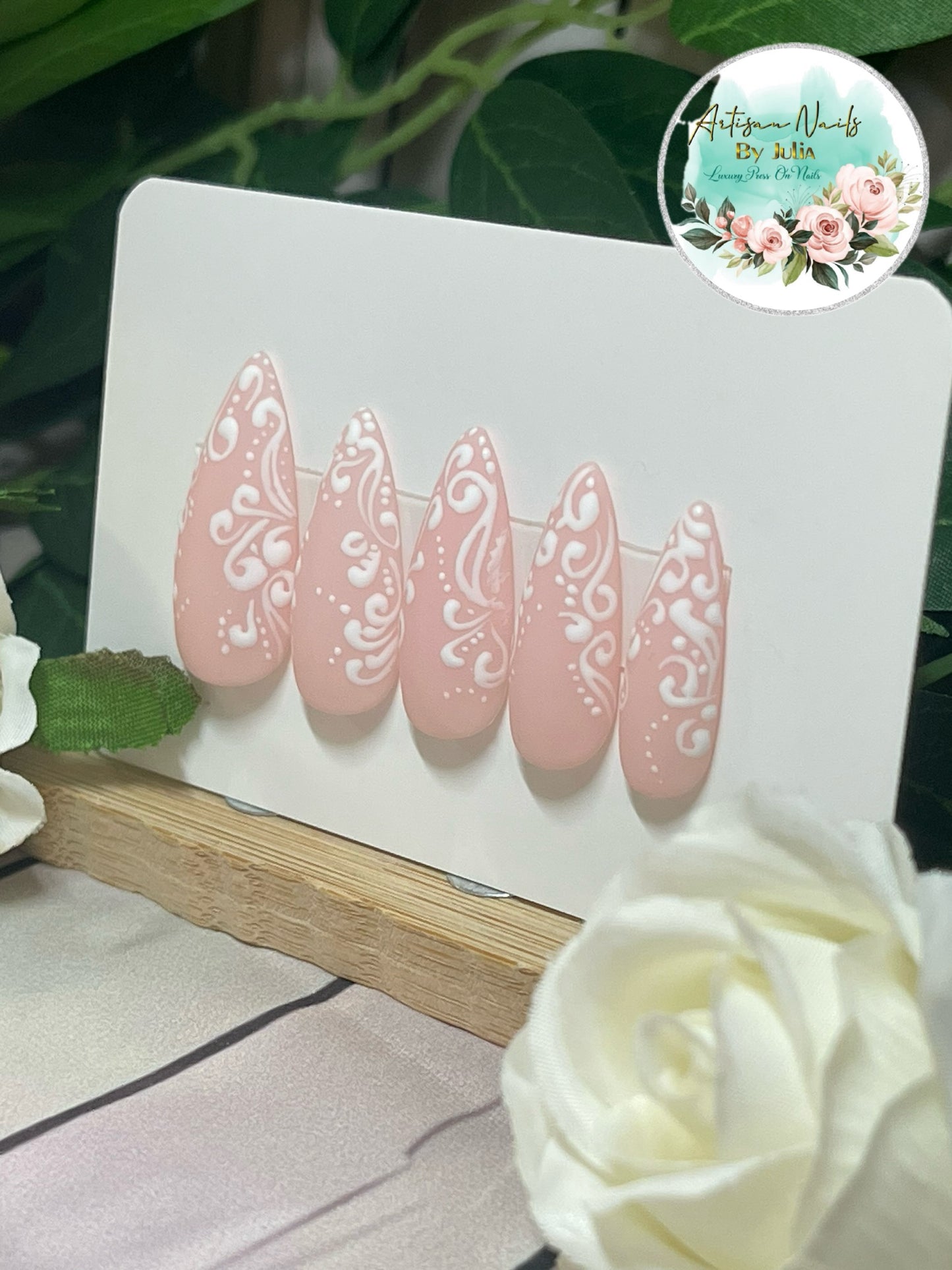 Ophelia - Gel Press on Nails - Lot de 10 ongles nude avec tourbillons blancs - Fabriqué sur commande