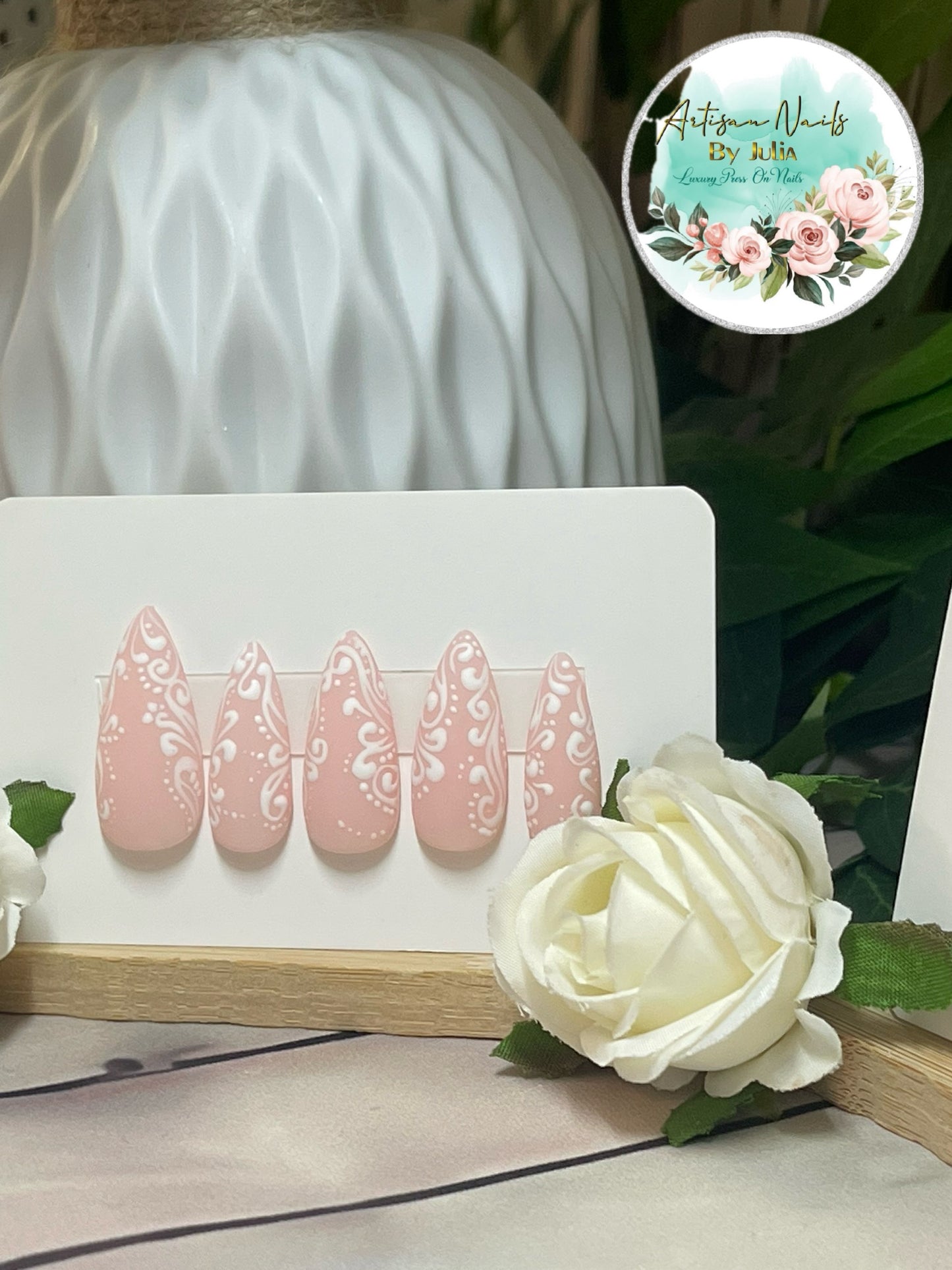 Ophelia - Gel Press on Nails - Lot de 10 ongles nude avec tourbillons blancs - Fabriqué sur commande