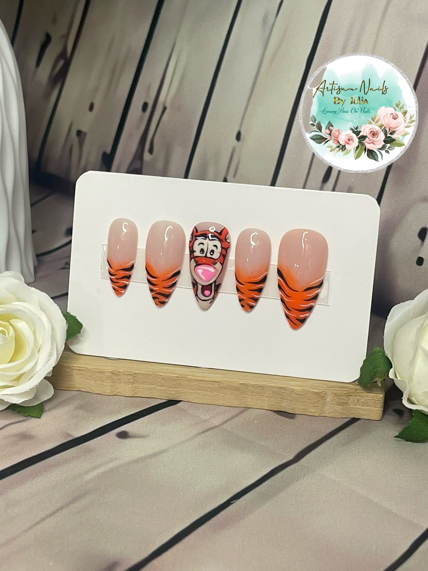 TIGGER TIGGER - Juego de 10 uñas inspiradas en Tigger
