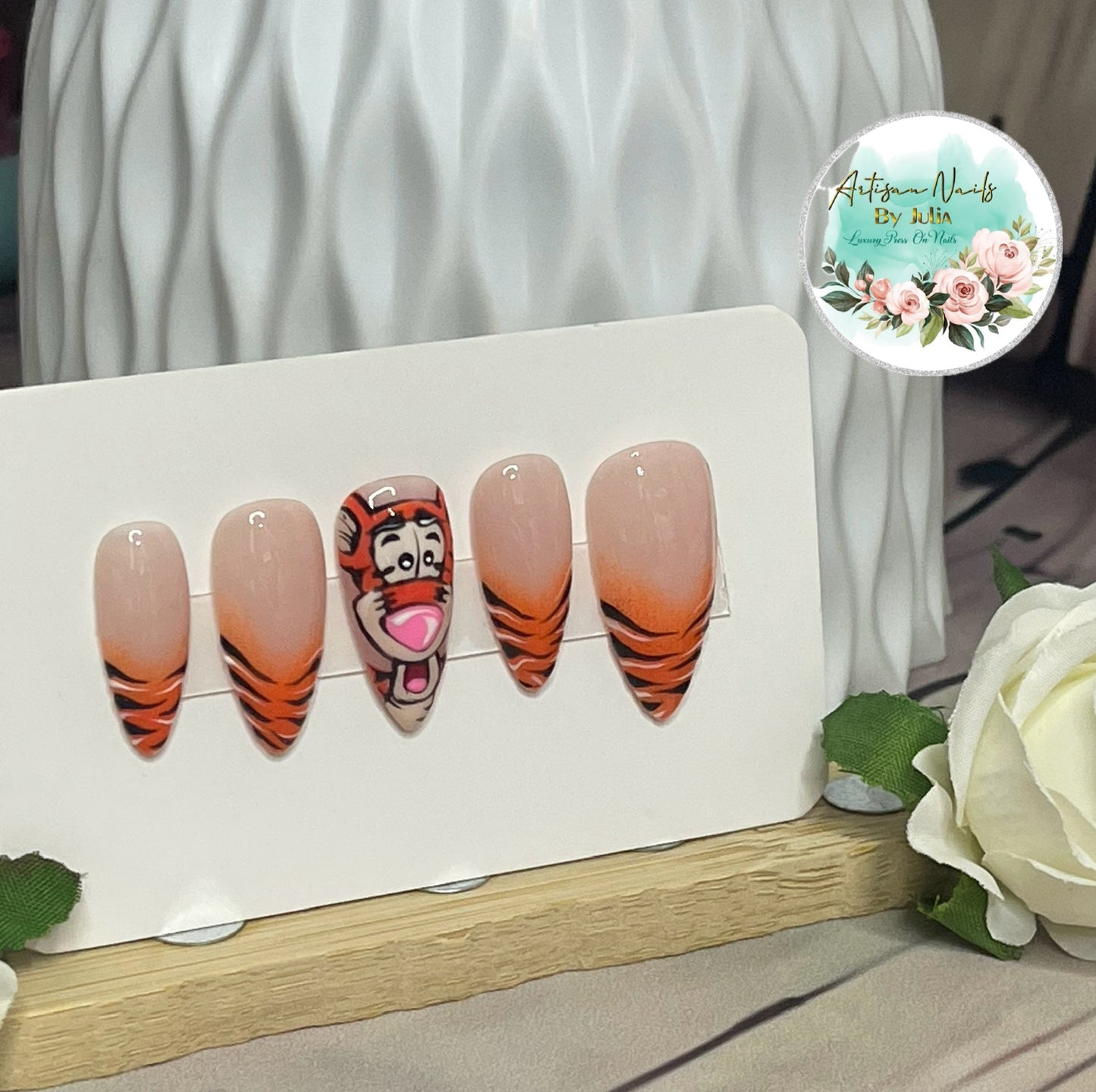 TIGGER TIGGER - Juego de 10 uñas inspiradas en Tigger