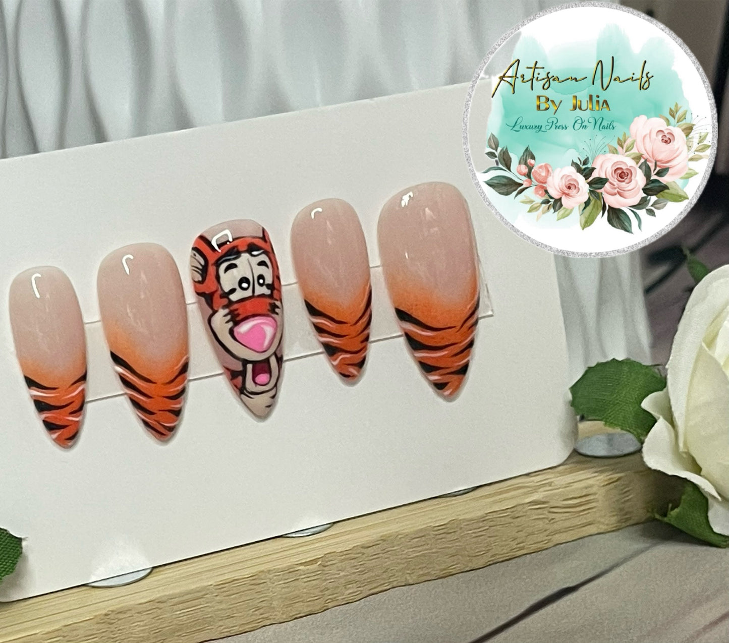 TIGGER TIGGER - Juego de 10 uñas inspiradas en Tigger