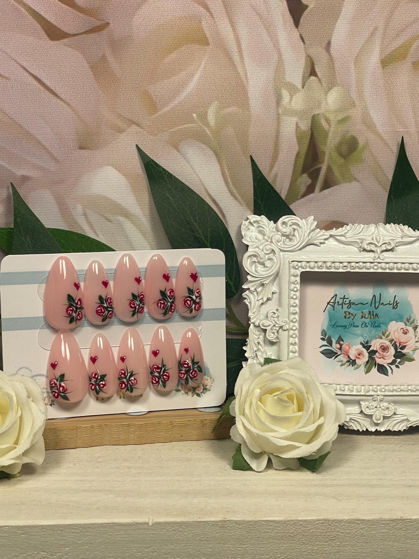 LAS ROSAS SON ROJAS - Juego de 10 uñas con detalles de rosas rojas