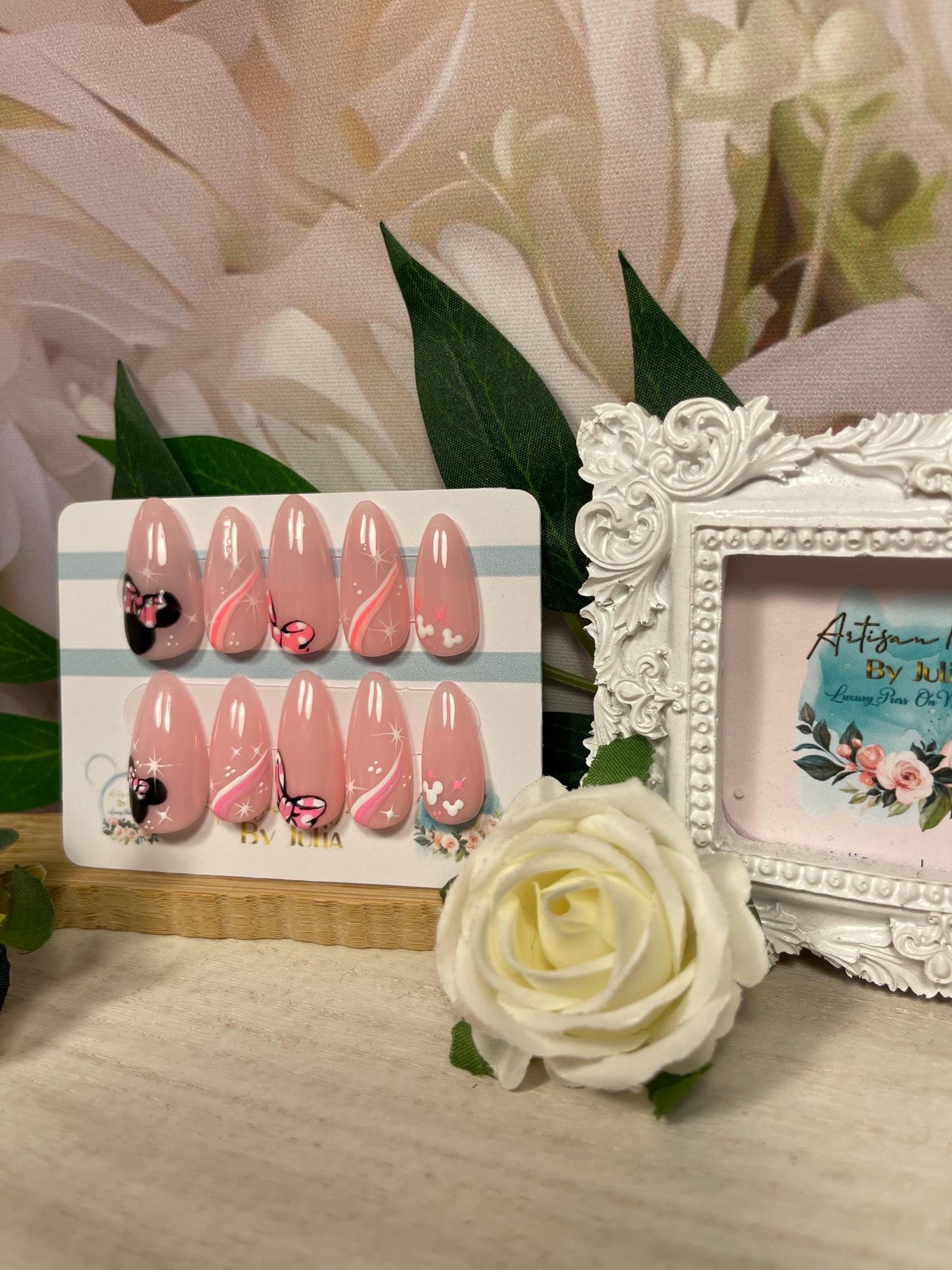 MINNIE MAGIC - Set de 10 uñas con temática de Minnie