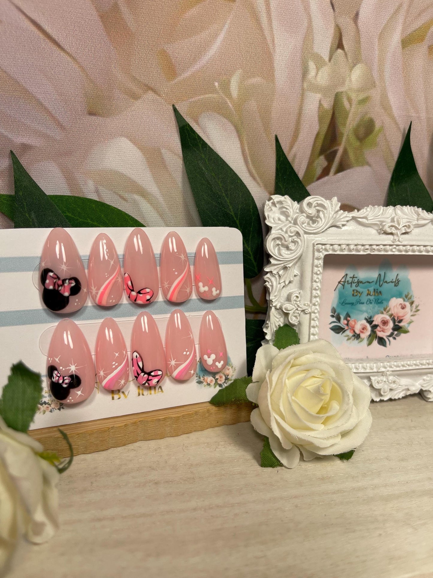 MINNIE MAGIC - Set de 10 uñas con temática de Minnie