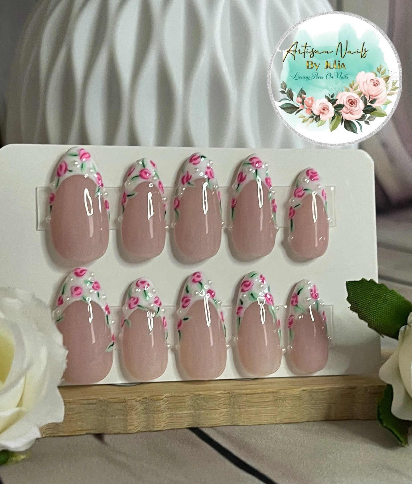 ROSEBUD - Juego de 10 uñas francesas con rosas y perlas rosas