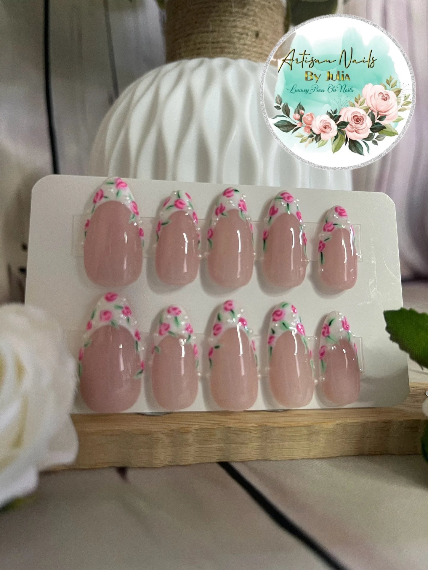 ROSEBUD - Juego de 10 uñas francesas con rosas y perlas rosas