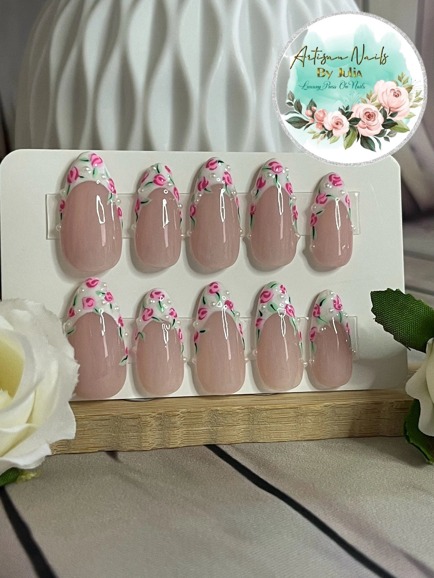 ROSEBUD - Juego de 10 uñas francesas con rosas y perlas rosas