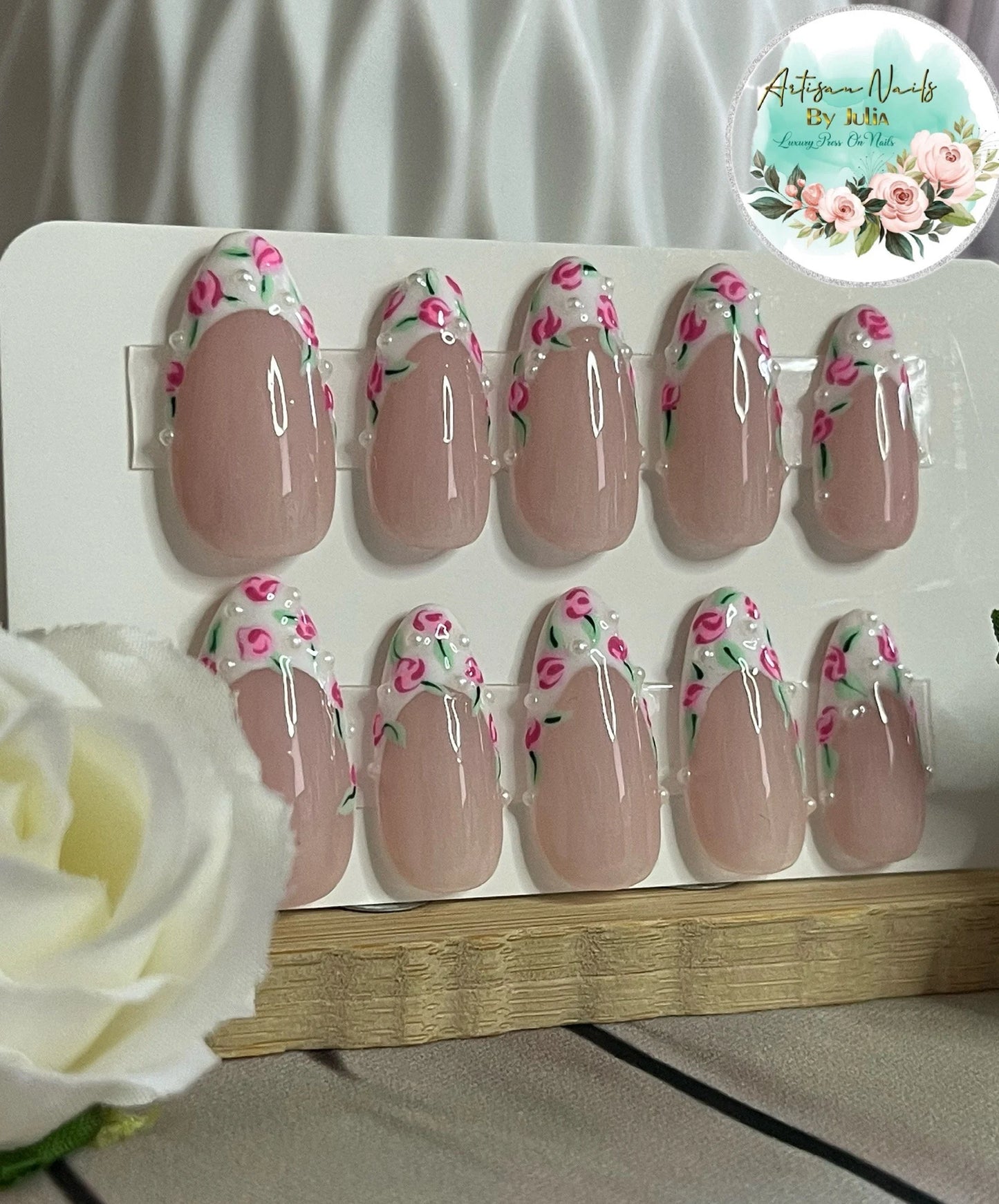 ROSEBUD - Juego de 10 uñas francesas con rosas y perlas rosas