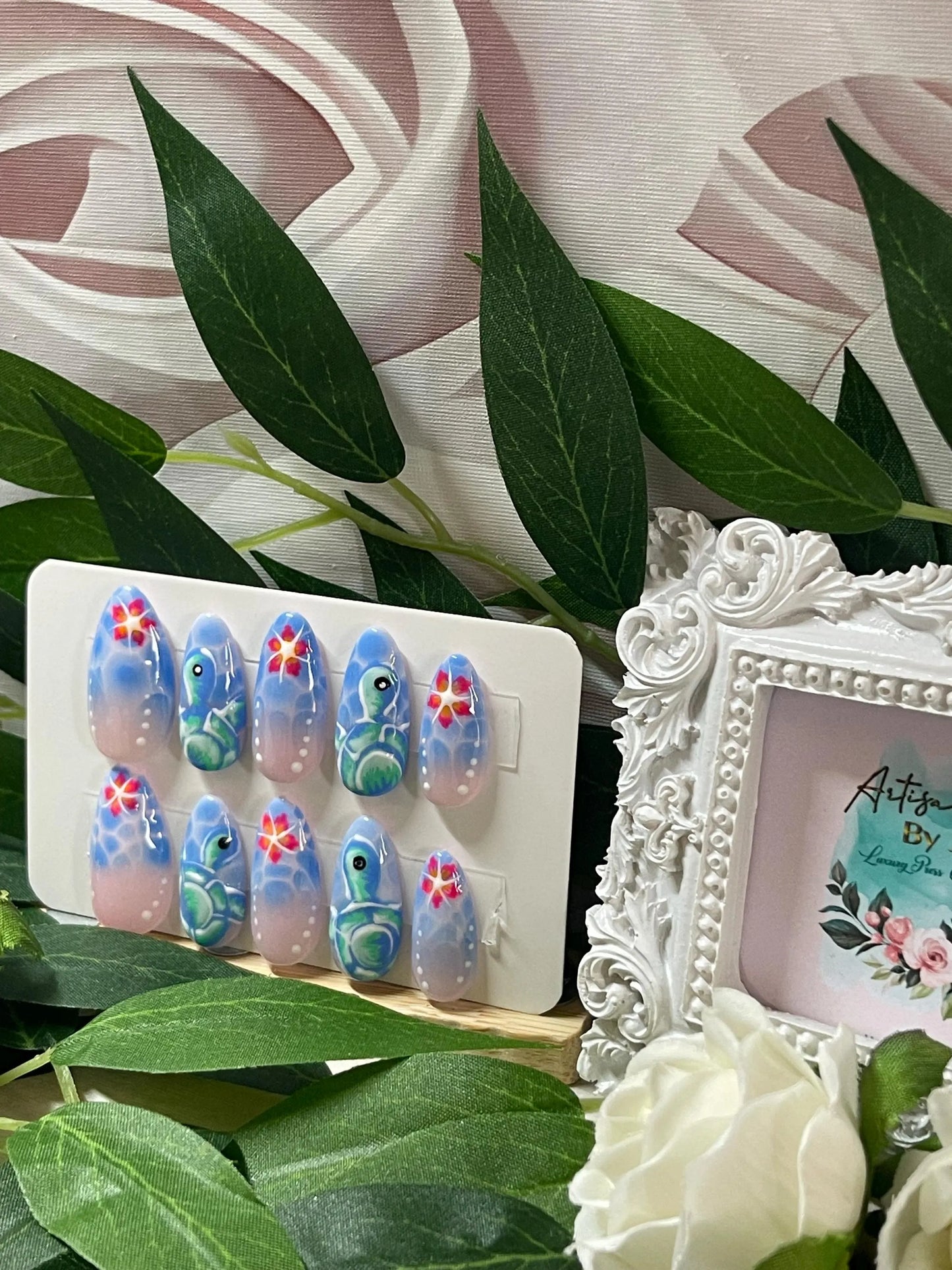 TURTLE BAY - Gel Press on Nails - Lot de 10 French Tips océan avec tortues - Fabriqué sur commande