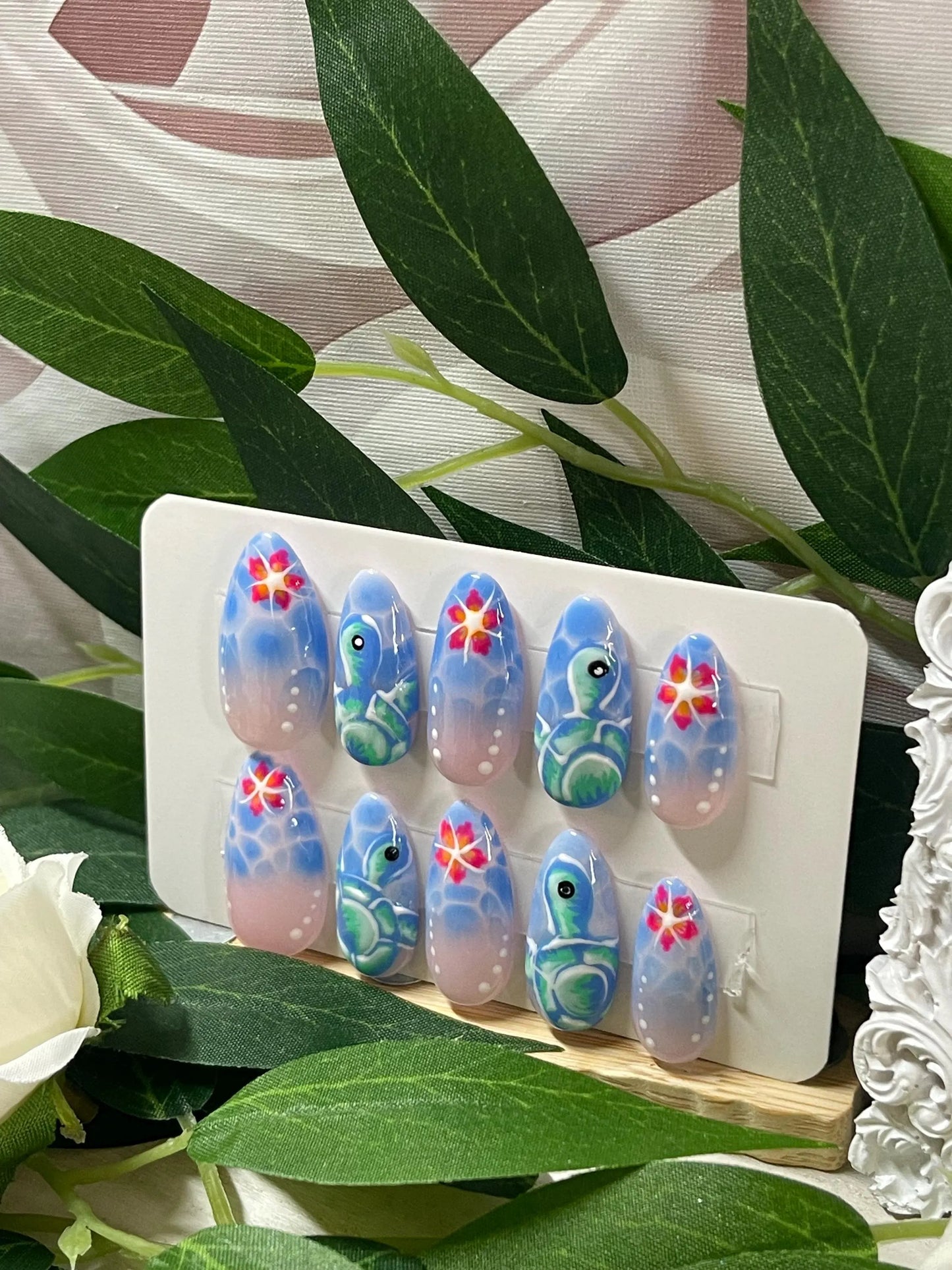 TURTLE BAY - Gel Press on Nails - Lot de 10 French Tips océan avec tortues - Fabriqué sur commande