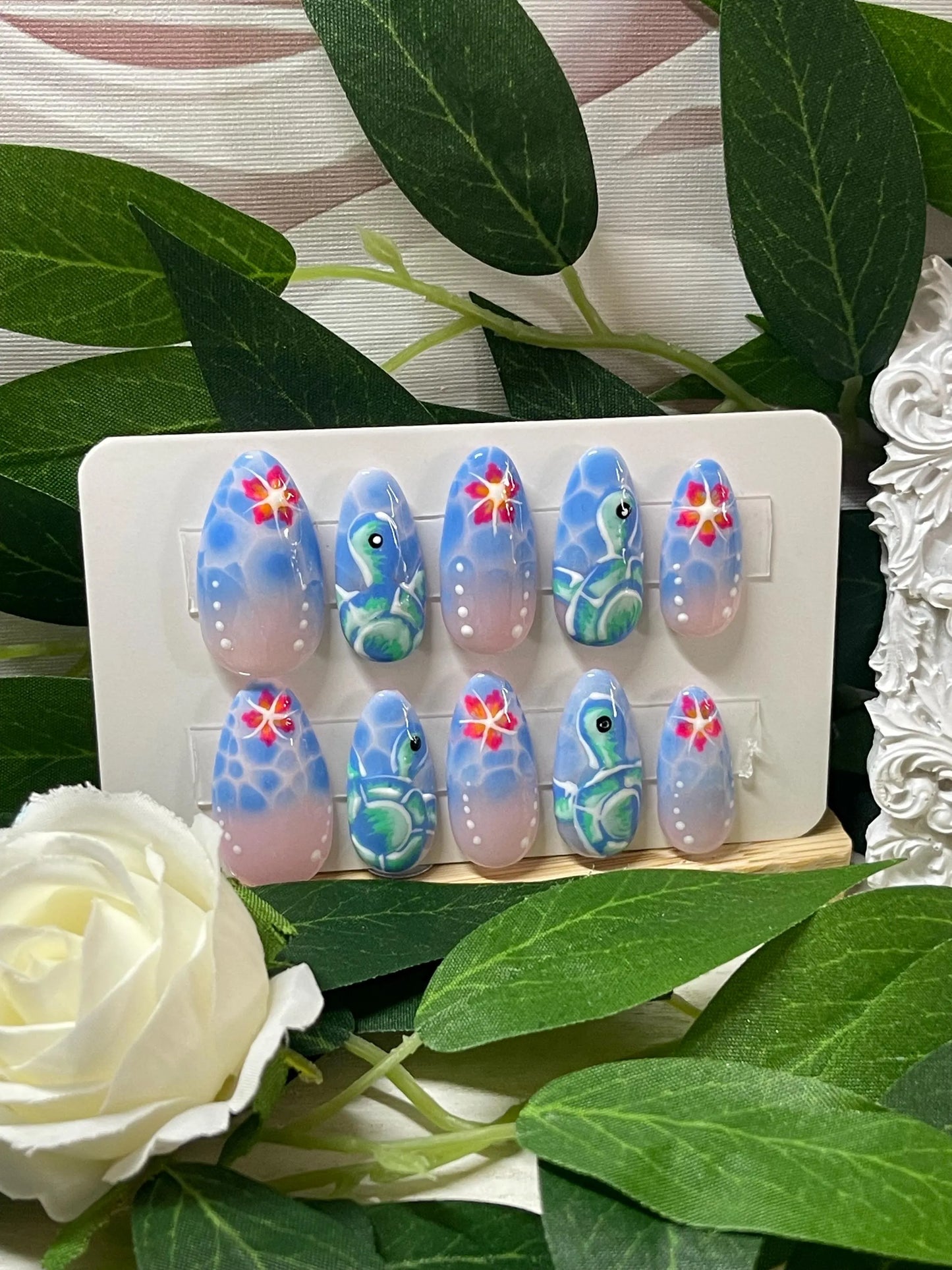 TURTLE BAY - Gel Press on Nails - Lot de 10 French Tips océan avec tortues - Fabriqué sur commande