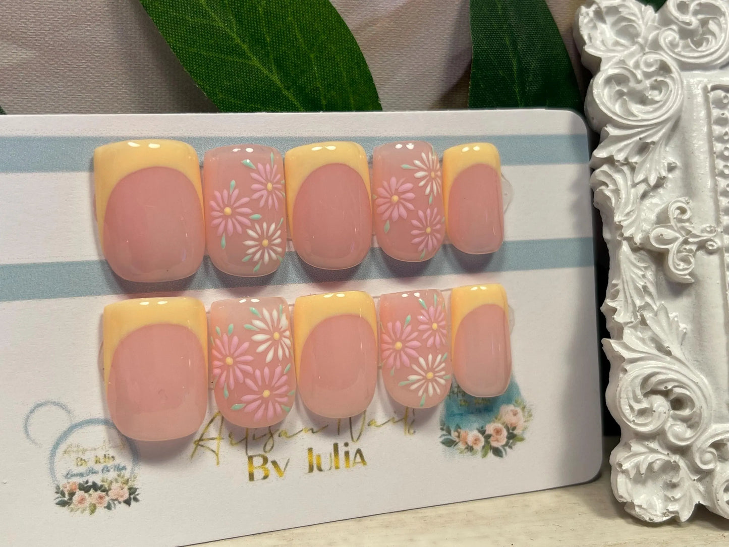 BUTTERCUP - Juego de 10 uñas francesas amarillas con diseño de margaritas