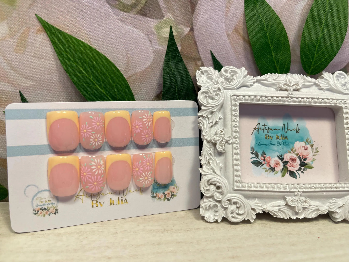 BUTTERCUP - Juego de 10 uñas francesas amarillas con diseño de margaritas