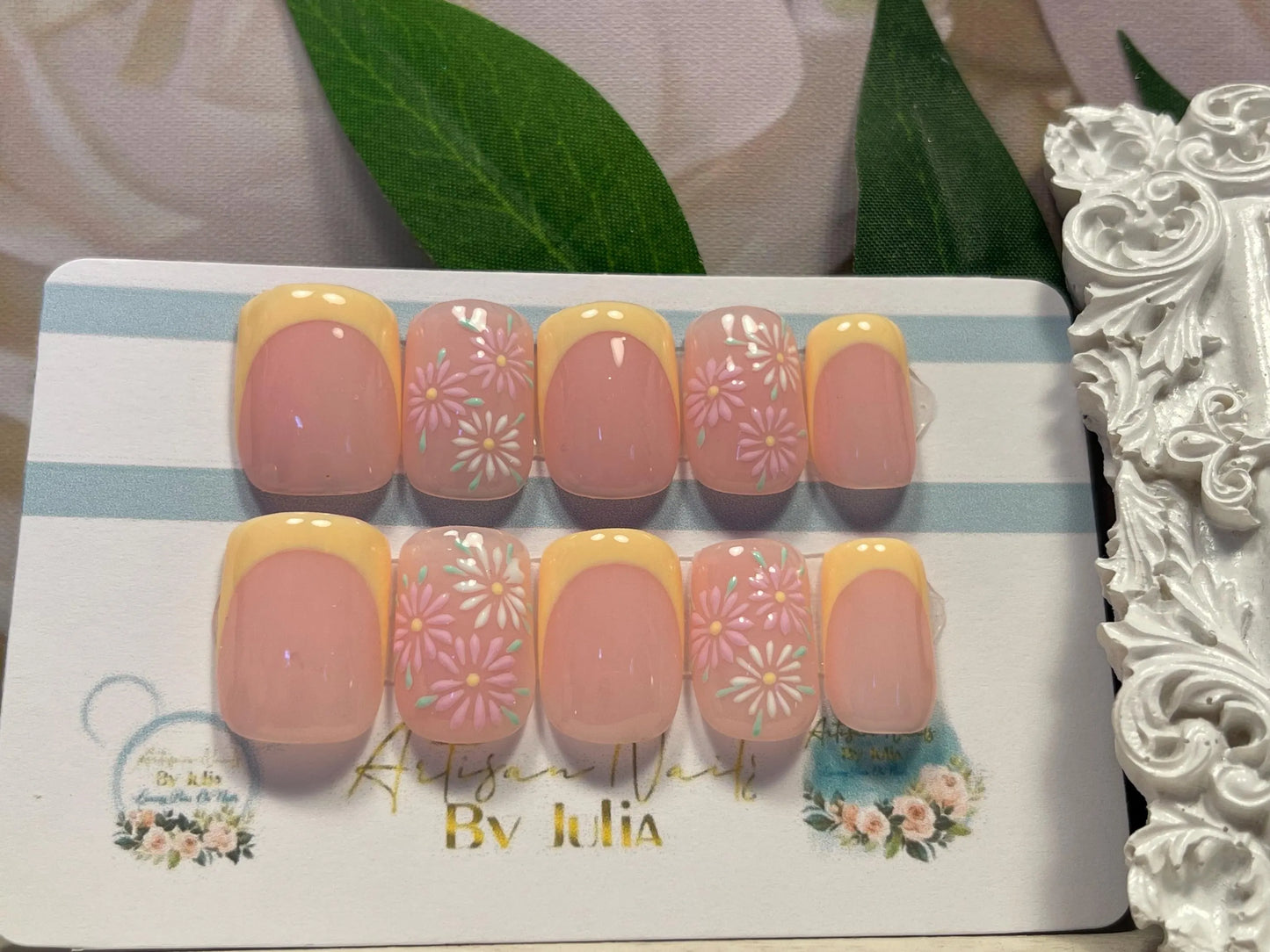 BUTTERCUP - Juego de 10 uñas francesas amarillas con diseño de margaritas