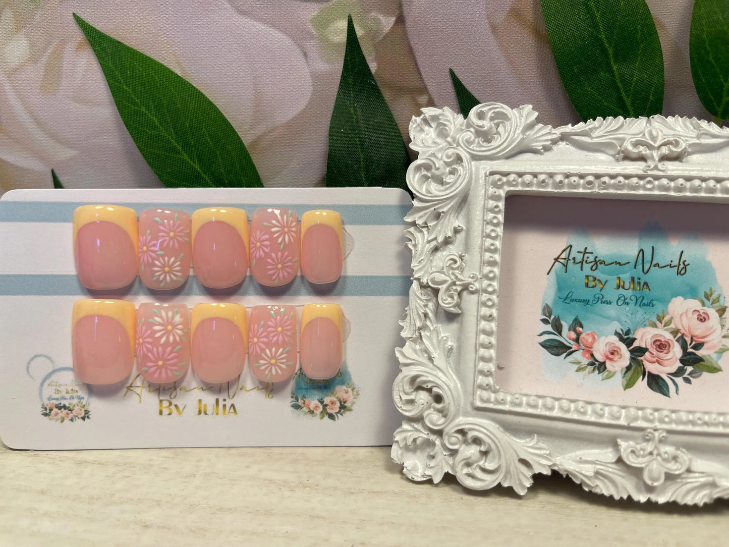 BUTTERCUP - Juego de 10 uñas francesas amarillas con diseño de margaritas