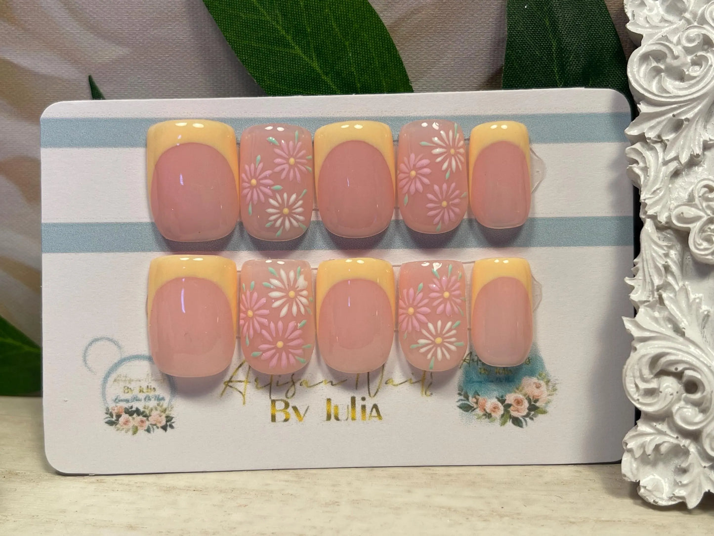 BUTTERCUP - Juego de 10 uñas francesas amarillas con diseño de margaritas