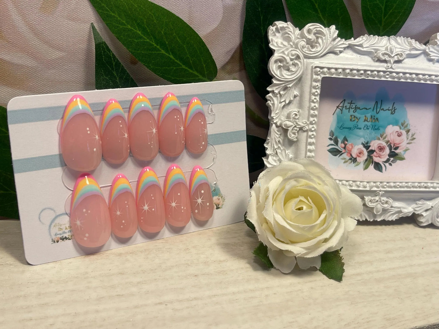 RAINBOW LIGHT - Juego de 10 uñas francesas con punta de arcoíris pastel y estrellas