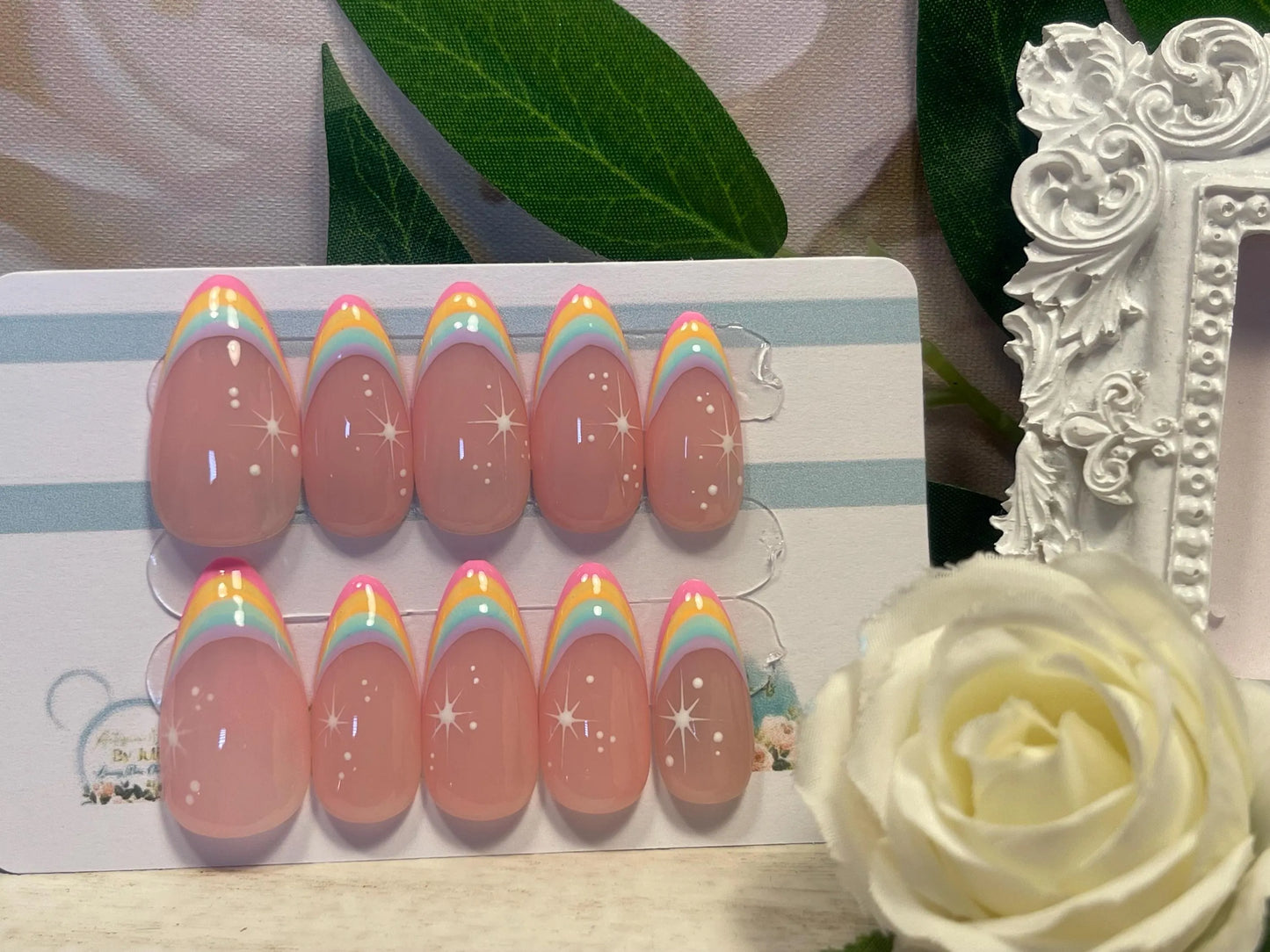 RAINBOW LIGHT - Juego de 10 uñas francesas con punta de arcoíris pastel y estrellas