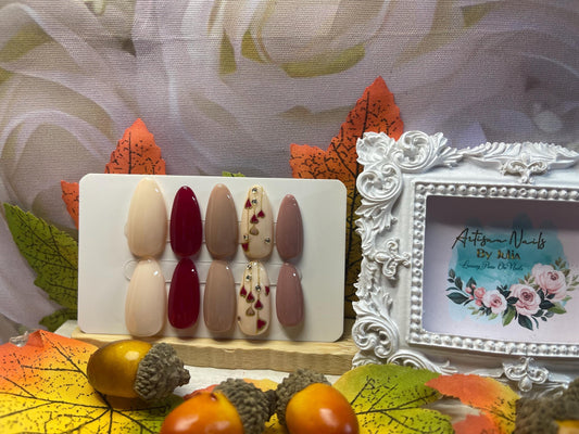 CORAZONES OTOÑOS - Set de 10 uñas nude apagadas con corazones Uñas