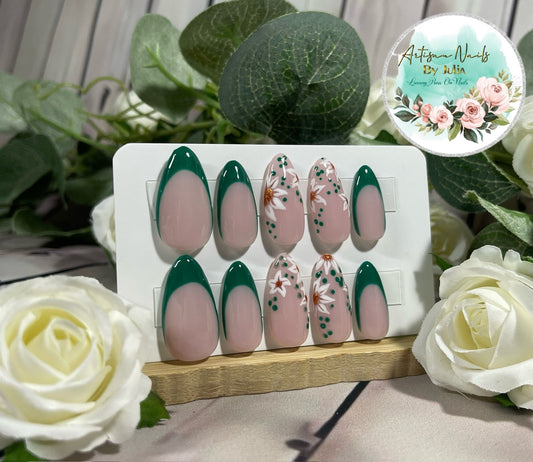 EMERALD DREAMS - Juego de 10 uñas francesas verdes con detalles florales