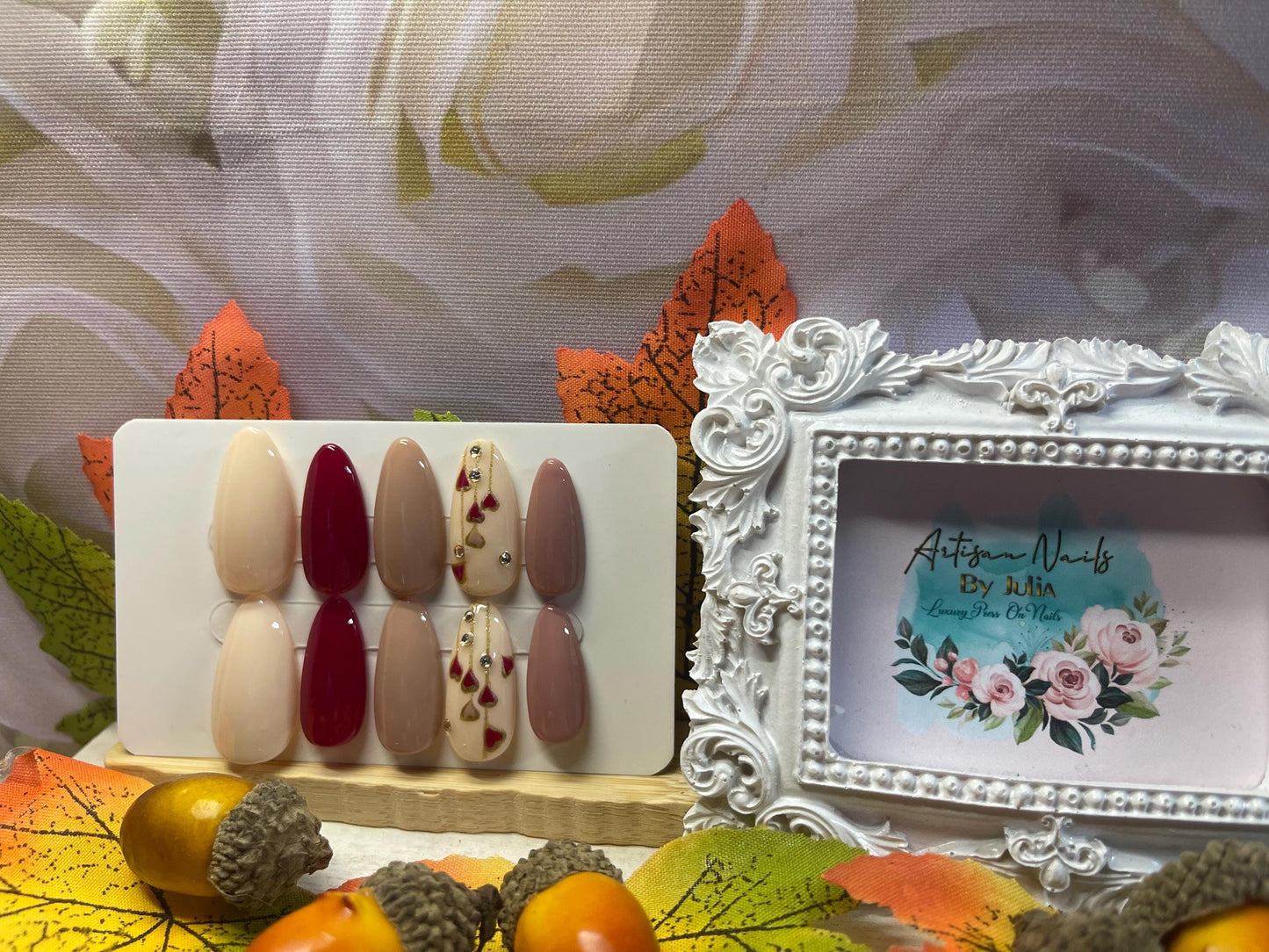 CORAZONES OTOÑOS - Set de 10 uñas nude apagadas con corazones Uñas