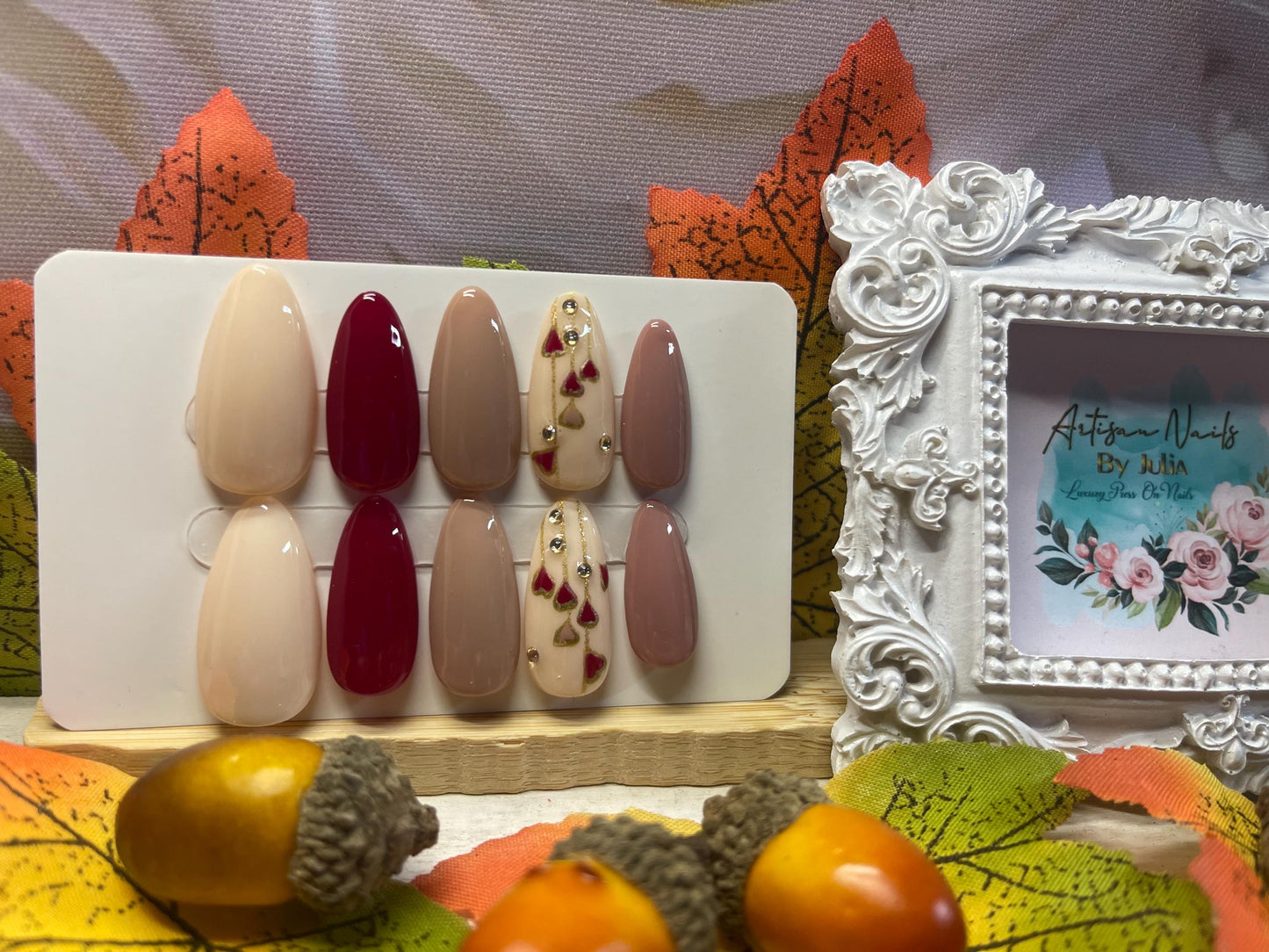 CORAZONES OTOÑOS - Set de 10 uñas nude apagadas con corazones Uñas