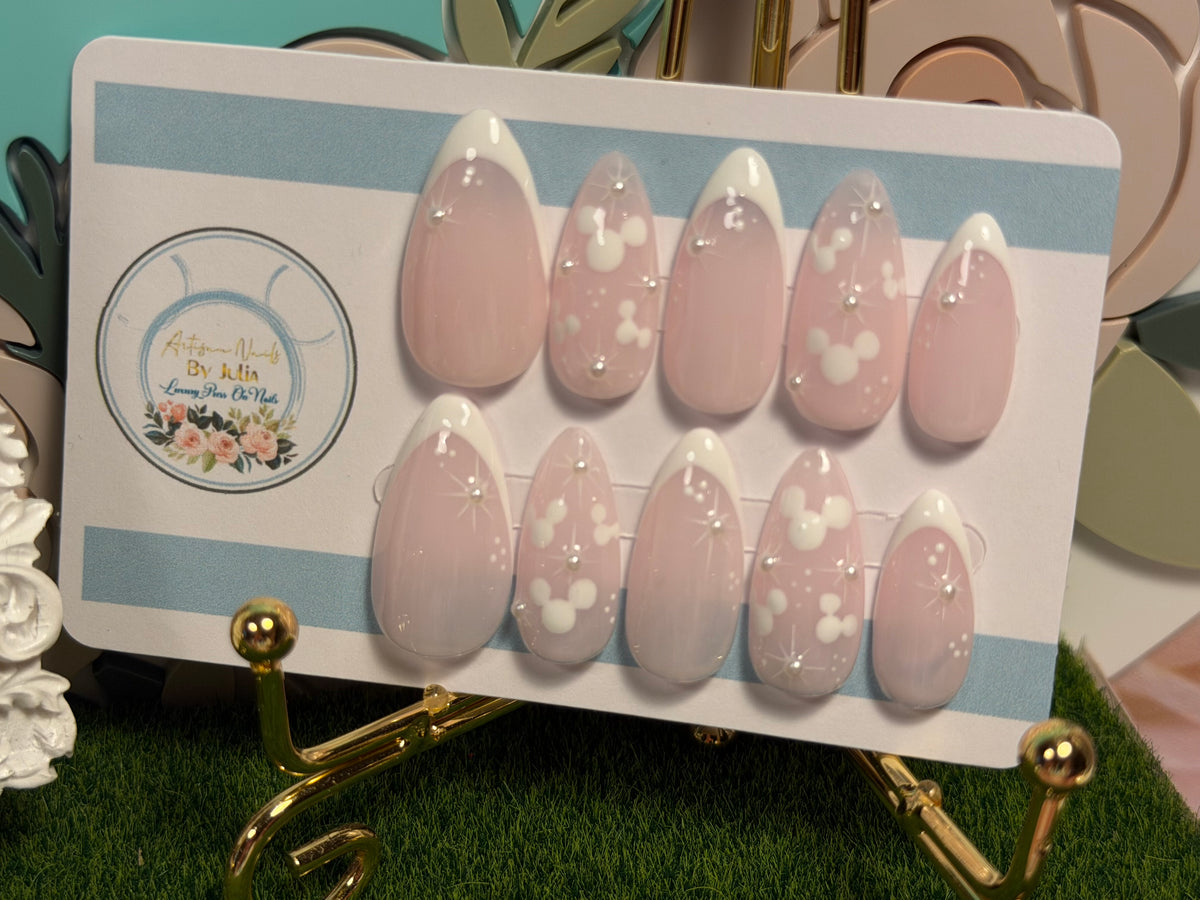 Deja que tu poder brille: juego de 10 uñas con efecto ombré morado y hoja de oro.