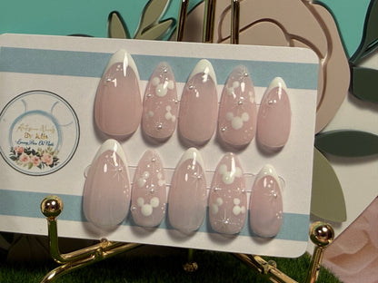 Deja que tu poder brille: juego de 10 uñas con efecto ombré morado y hoja de oro.