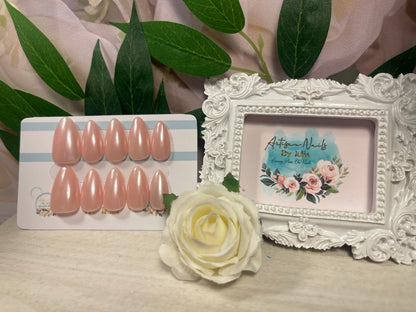 PEARLESCENT - Set of 10 glazed pearl accented nails