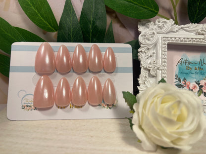 PEARLESCENT - Set of 10 glazed pearl accented nails